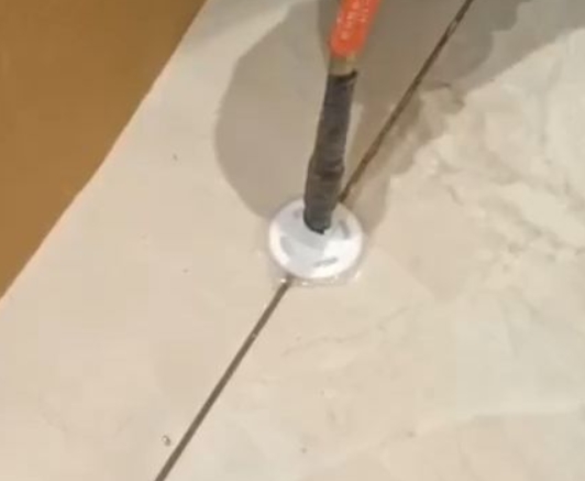 尼玛瓷砖空鼓维修公司专业解答瓷砖在铺贴过程中，如果没有涂抹均匀到位的粘结材料（如水泥砂浆或瓷砖胶），可能会导致以下问题