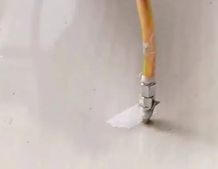 尼玛瓷砖空鼓维修公司专业解答在瓷砖铺贴过程中，如果使用的砂料过粗（如全部使用了粗砂），可能会导致以下问题