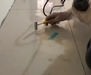 尼玛瓷砖开裂维修公司专业分享瓷砖在铺贴前如果没有沥干水分，将会导致以下问题