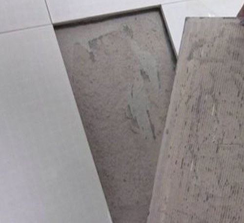 尼玛瓷砖空鼓维修公司分享瓷砖铺贴时如果打浆（即涂抹在瓷砖背面和基层上的砂浆或瓷砖胶）过少，会带来以下问题